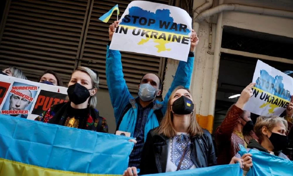 Θεσσαλονίκη: Ουκρανοί διαμαρτύρονται έξω από το ρωσικό προξενείο